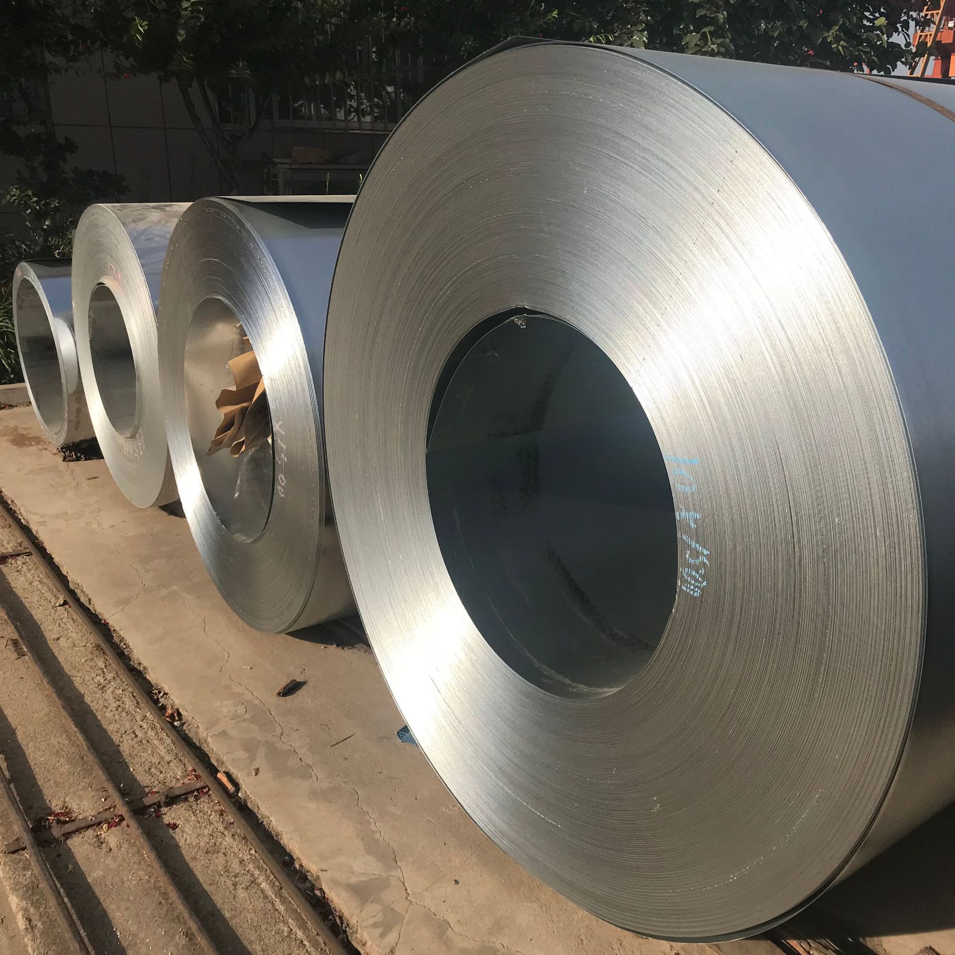 山東泰安鍍鋁鋅板市場探析 以0.8*1250規格與鋅鐵合金、硅鐵粒應用為例